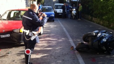 Ruba il telefonino di un paziente mentre lo trasporta all’ospedale, denunciato autista di ambulanza